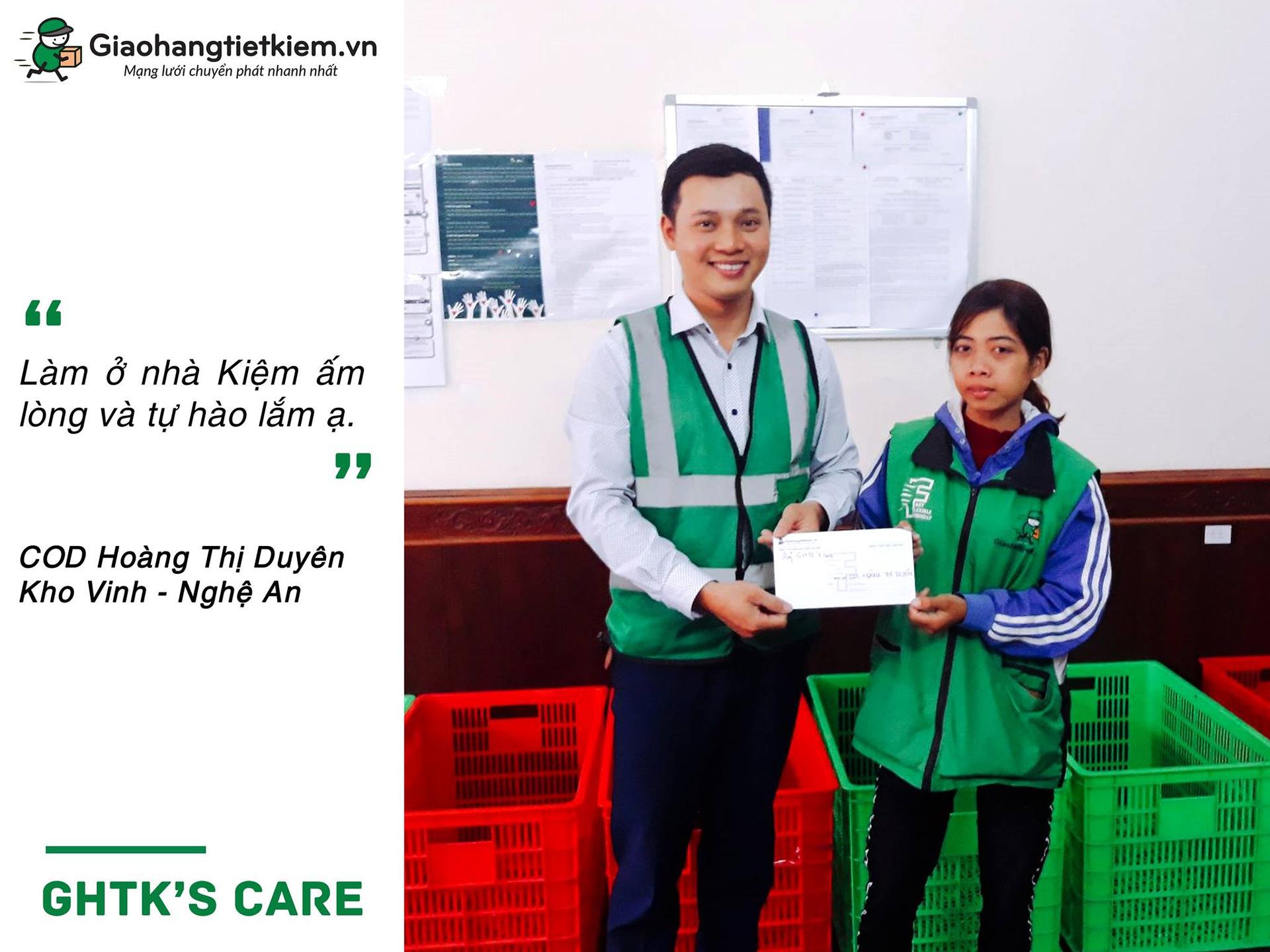 Đại diện quỹ GHTK's Care hỗ trợ COD Hoàng Thị Duyên (Nghệ An) gặp sự cố và hỏng xe máy trên đường giao hàng