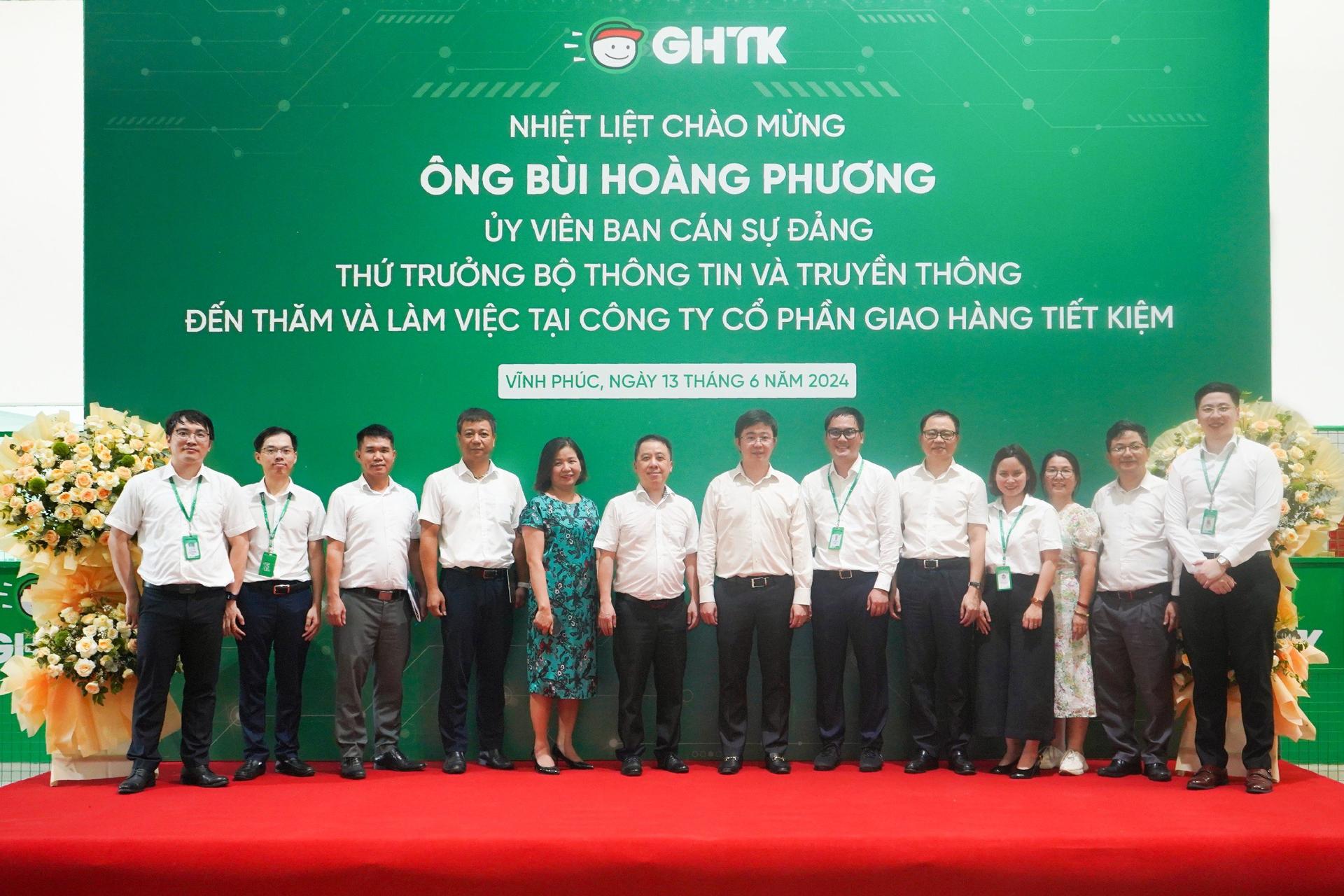 GHTK vinh dự đón tiếp Thứ trưởng Bộ Thông tin và Truyền thông Bùi Hoàng Phương cùng Đoàn công tác đến thăm kho Bình Xuyên