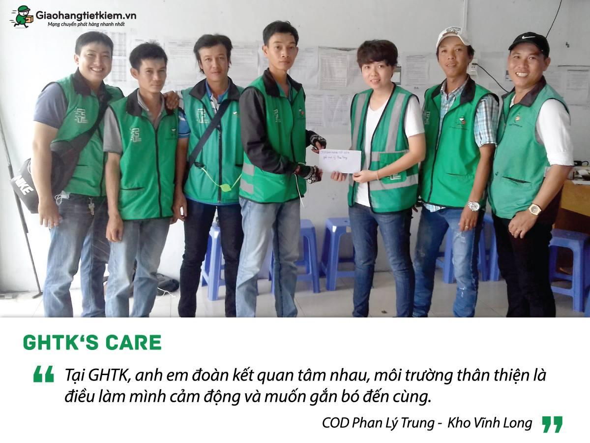 Đại diện Quỹ GHTK's Care tại kho Vĩnh Long hỏi thăm COD Phan Lý Trung gặp chấn thương trên đường giao hàng