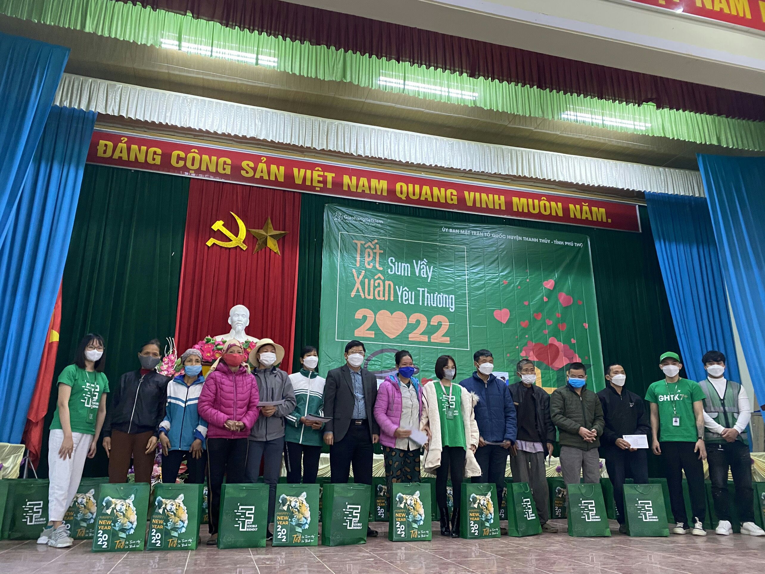 Giaohangtietkiem trao tặng 2000 suất quà Tết tới các hộ dân khó khăn tại 21 huyện xã xa xôi trên 13 tỉnh thành trước thềm Xuân mới Nhâm Dần 2022
